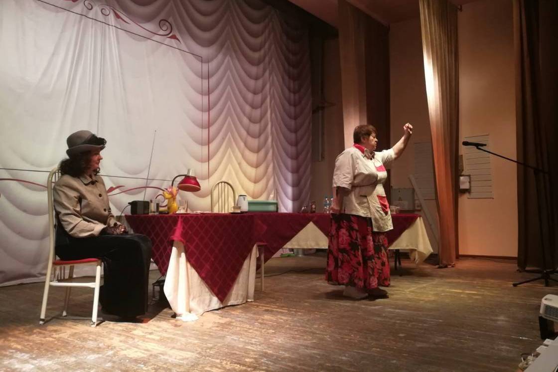 В Сахареже для эвакуированных жителей Донбасса показали театральную постановку